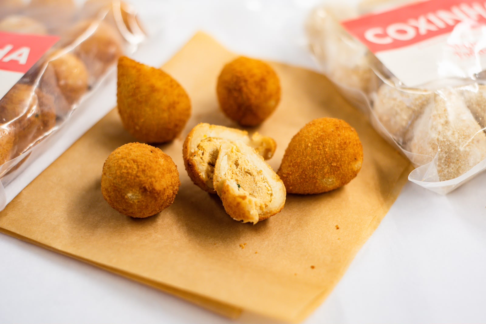 Preparação artesanal dos salgados da Viva Foods